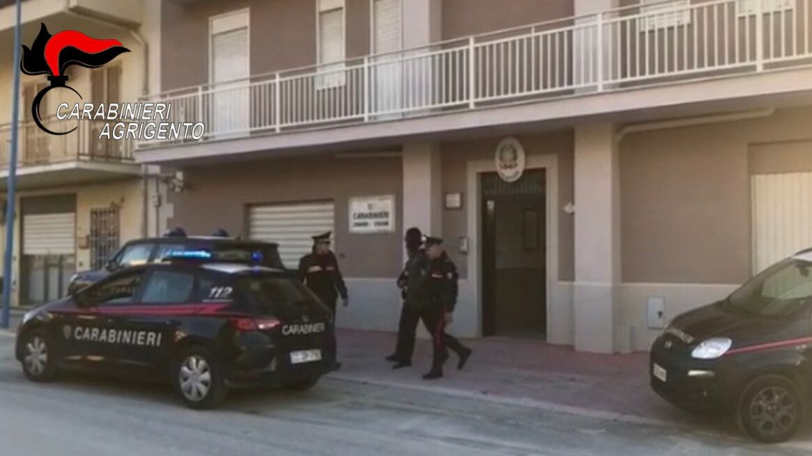 Gambiano senza fissa dimora aggredisce una coppia di anziani e viene arrestato