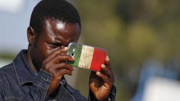 Gli 007 rivelano: se i profughi migrano è colpa del loro smartphone