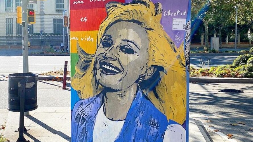 Sfregiato il murale della Carrà. L'artista lo rifà: "Il sorriso di Raffaella contro le offese"