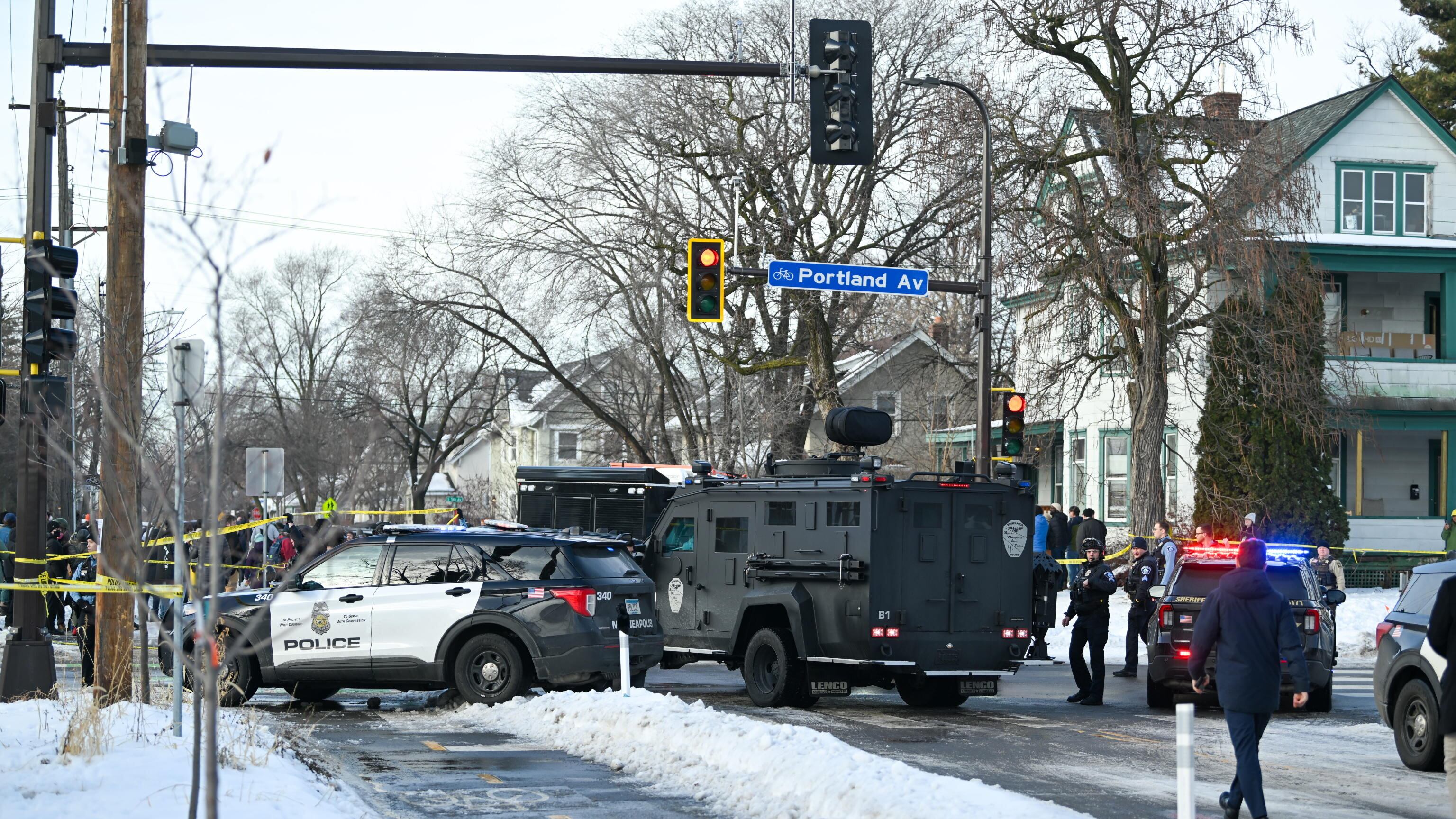 Minneapolis, agenti dell'Ice uccidono una donna durante un blitz anti-immigrati