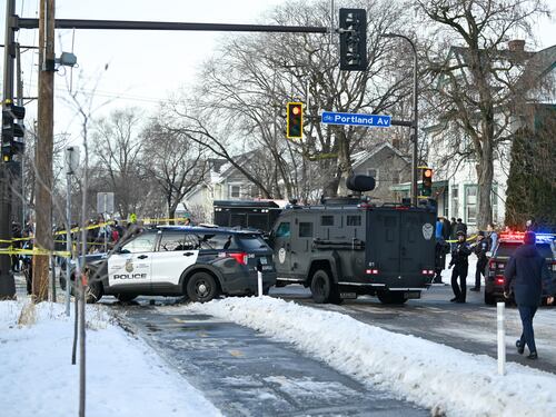Minneapolis, agenti dell'Ice uccidono una donna durante un blitz anti-immigrati