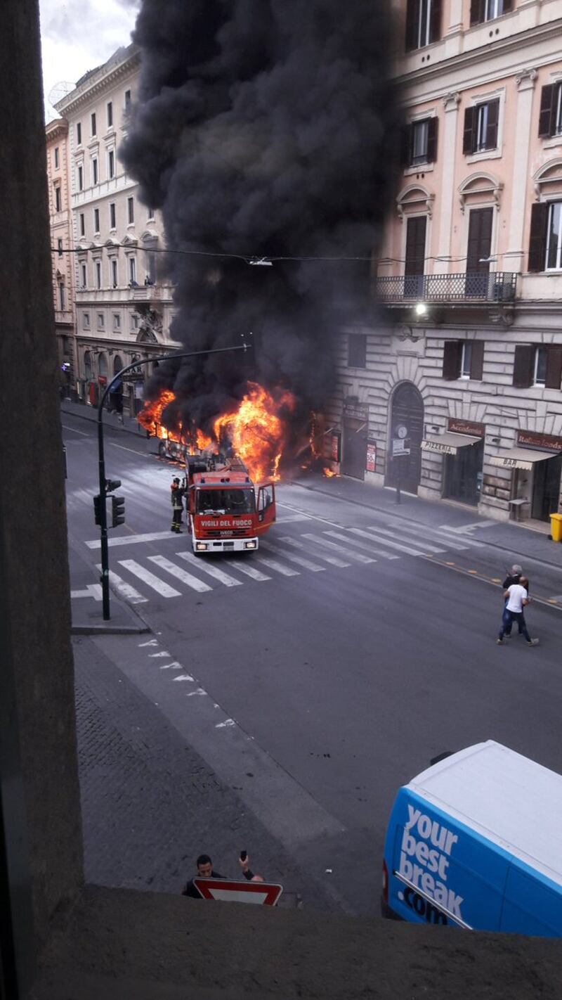 Roma, autobus Atac a fuoco in via del Tritone 7