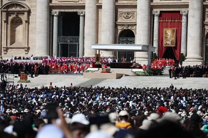 Piazza San Pietro stracolma per le esequie di Papa Francesco 4