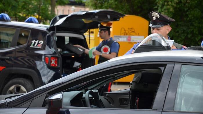 "Venite, ci sono i ladri", ma erano solo due pregiudicati che avevano occupato la casa