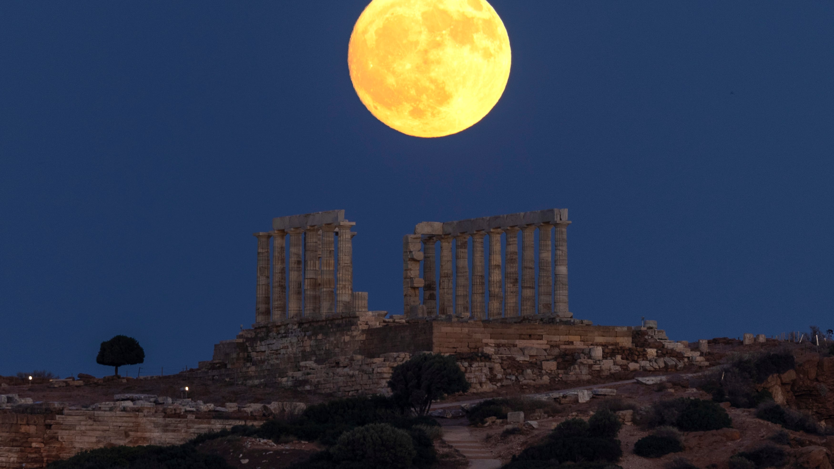 Occhi al cielo per lo spettacolo della Luna del Cervo: quando vederla e perché si chiama così