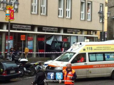 Velletri, suv si schianta contro una banca 1