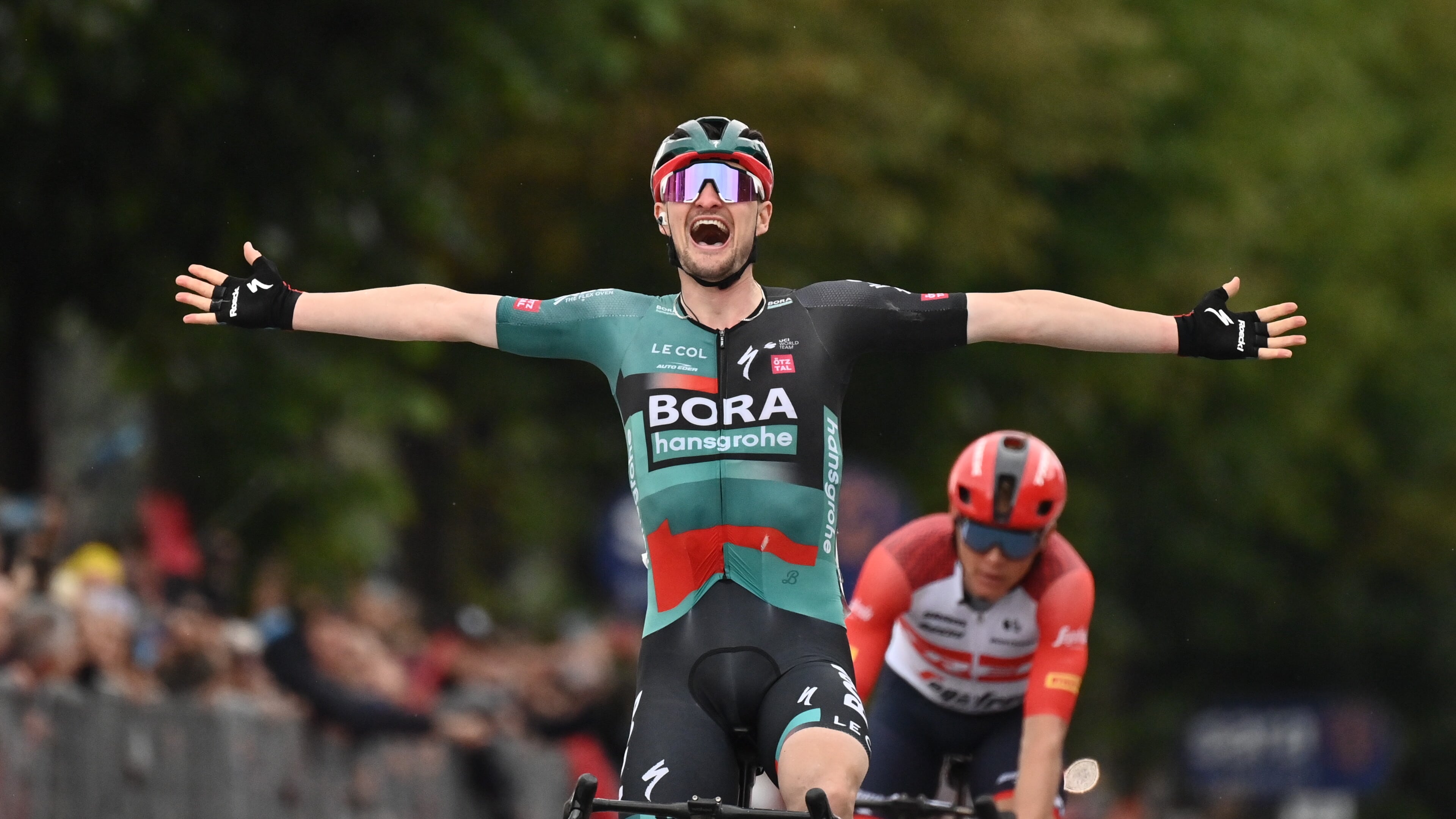 Giro, ancora una fuga. A Rivoli Nico Denz batte in volata Skujins. Ora le montagne vere