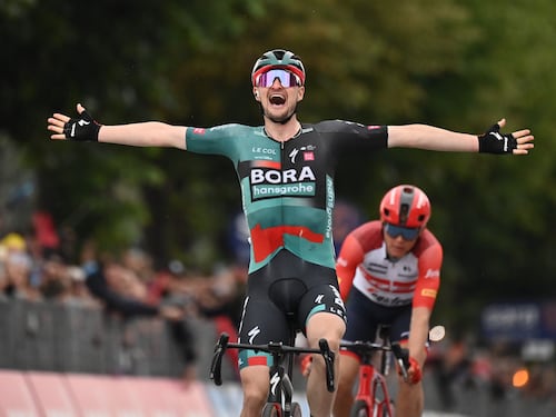 Giro, ancora una fuga. A Rivoli Nico Denz batte in volata Skujins. Ora le montagne vere