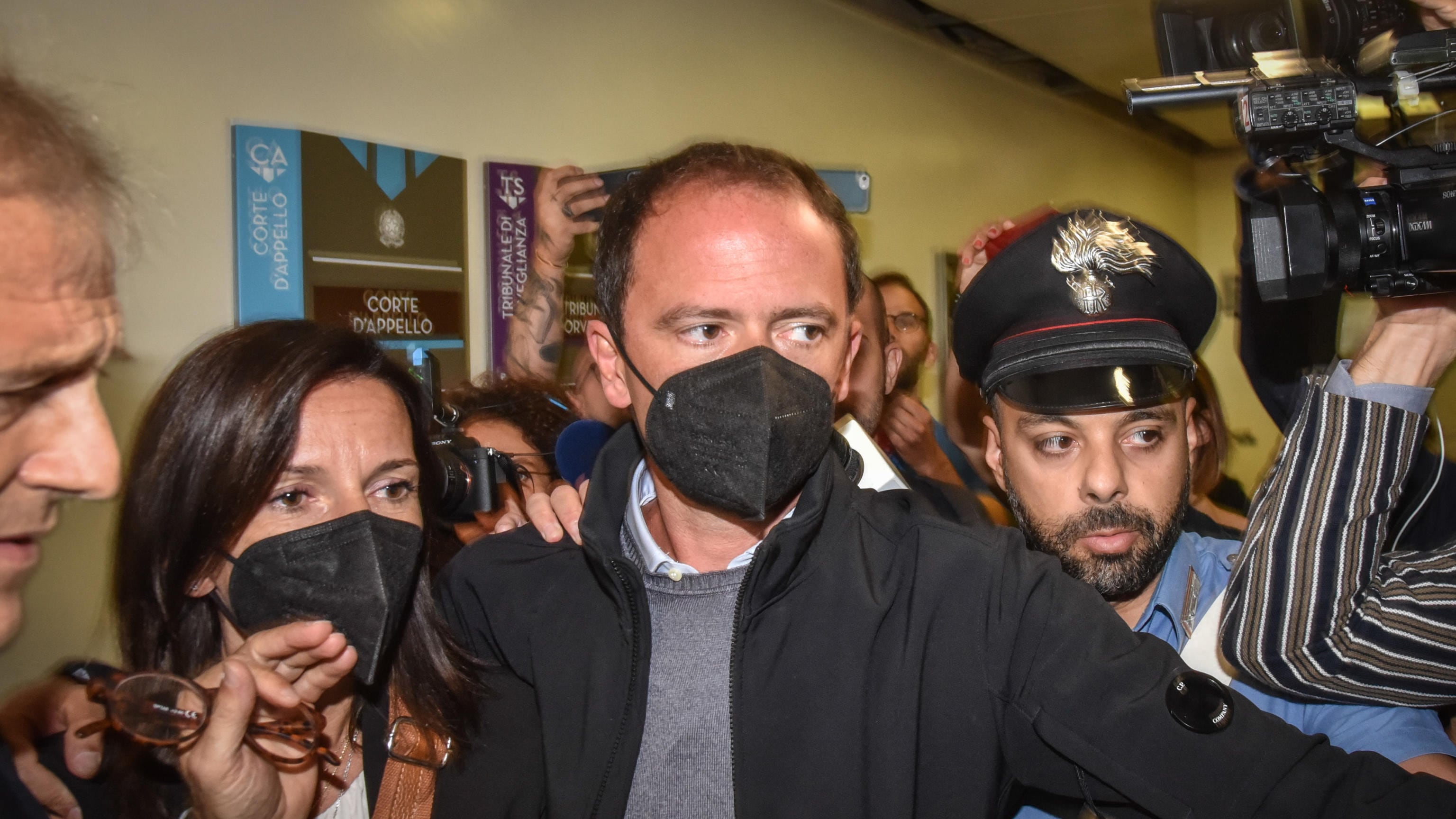 "Avevamo un accordo...". La moglie di Genovese smentisce le violenze