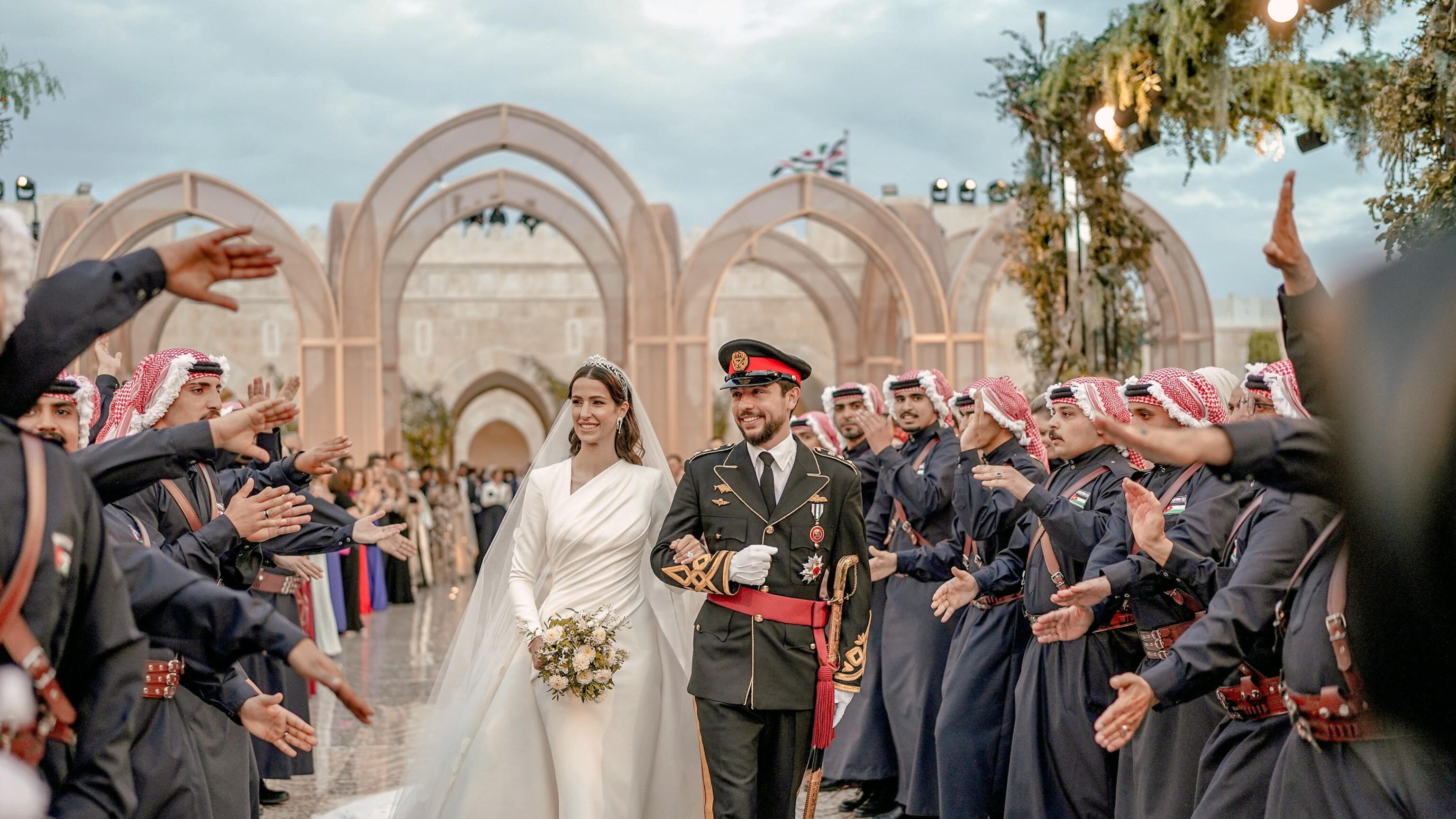 Rania di Giordania vestita di nero al matrimonio del figlio: ecco perché