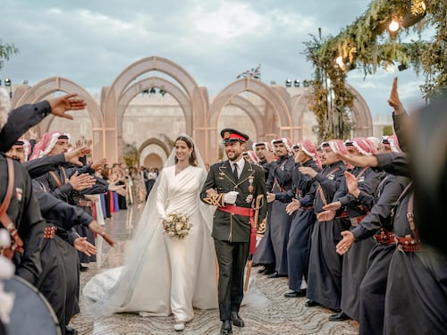 Rania di Giordania vestita di nero al matrimonio del figlio: ecco perché