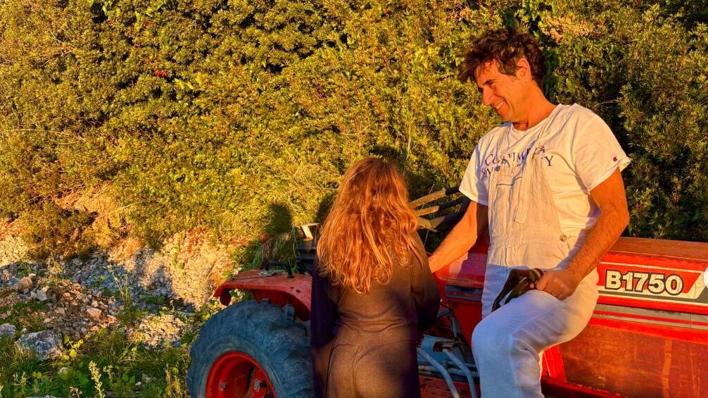 Guido Maria Brera e il Natale “contadino”: su Instagram mostra il trattore che regalerà ai figli e chiede il parere a ChatGPT