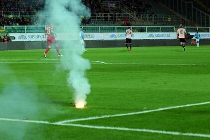 Alta tensione al Barbera: Palermo-Lazio sospesa più volte 16