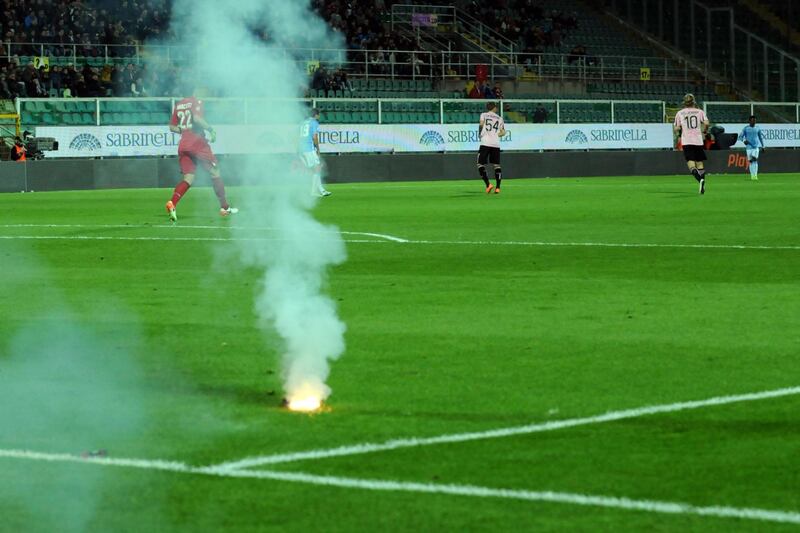 Alta tensione al Barbera: Palermo-Lazio sospesa più volte 16