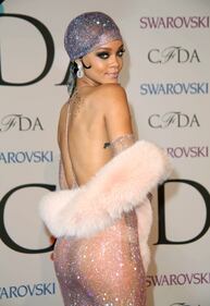 Il nude look di Rihanna che fa girare la testa 2