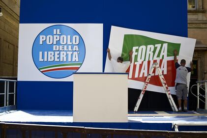 Sul palco rispunta il simbolo di Forza Italia 9