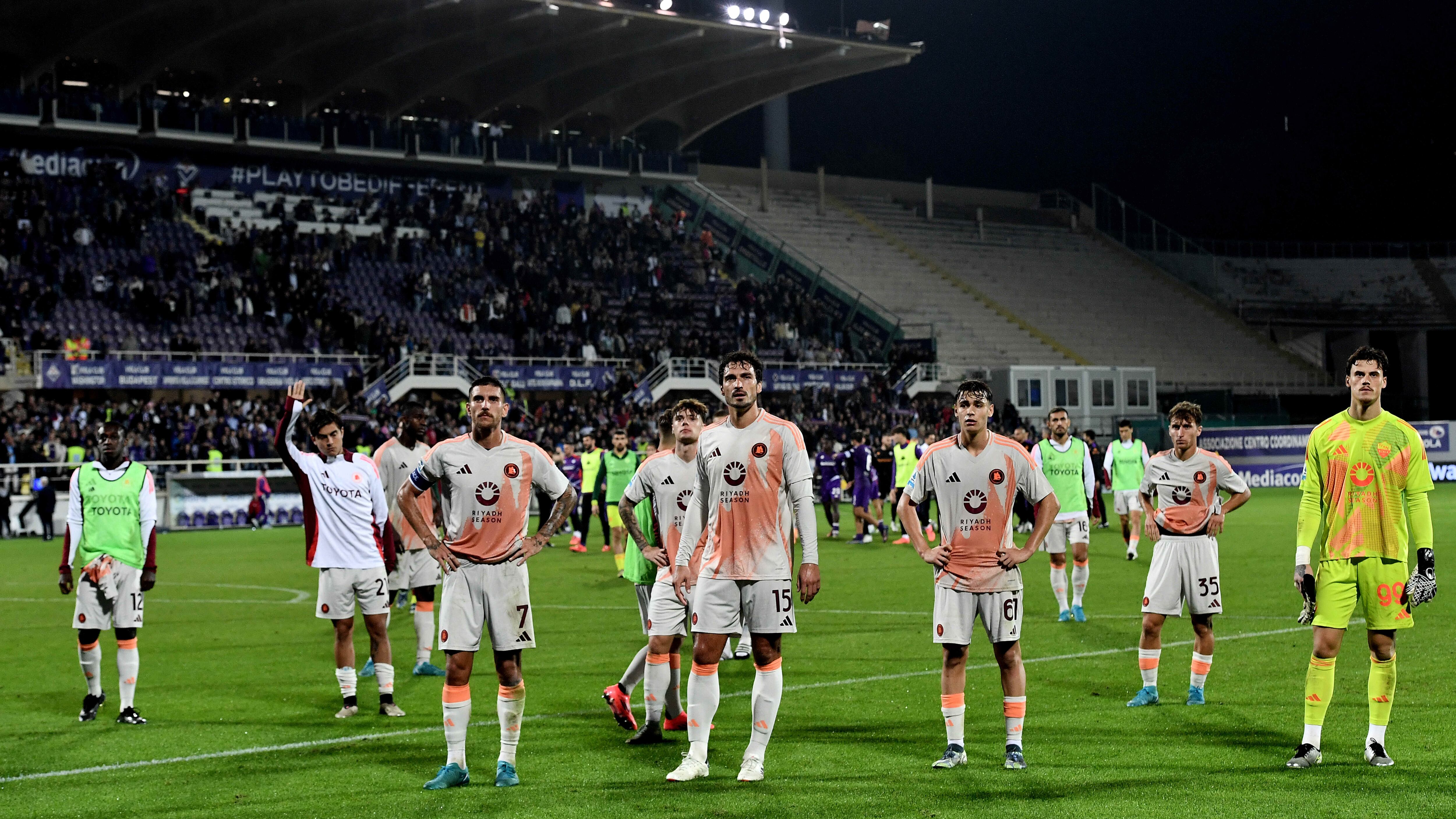 Roma contestata nella notte alla stazione: cosa è successo tra tifosi e squadra