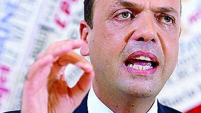 Schiaffo dell'Ue: l'Italia si arrangi contro gli sbarchi