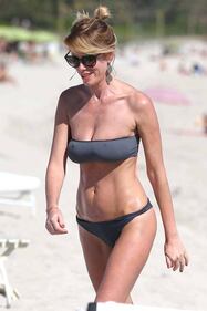 Alessia Marcuzzi, bikini sexy al mare 35
