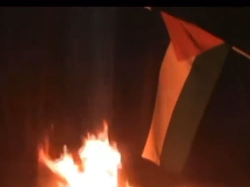 Soldato israeliano dato alle fiamme per pubblicizzare il corteo del 7 ottobre: scoppia la bufera