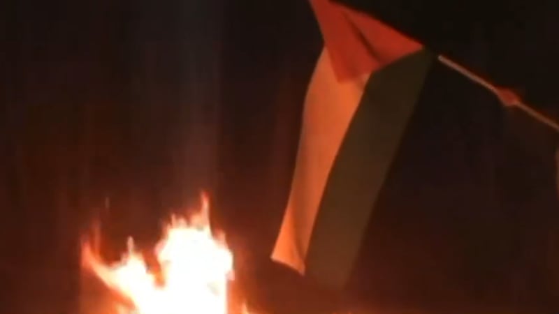Soldato israeliano dato alle fiamme per pubblicizzare il corteo del 7 ottobre: scoppia la bufera