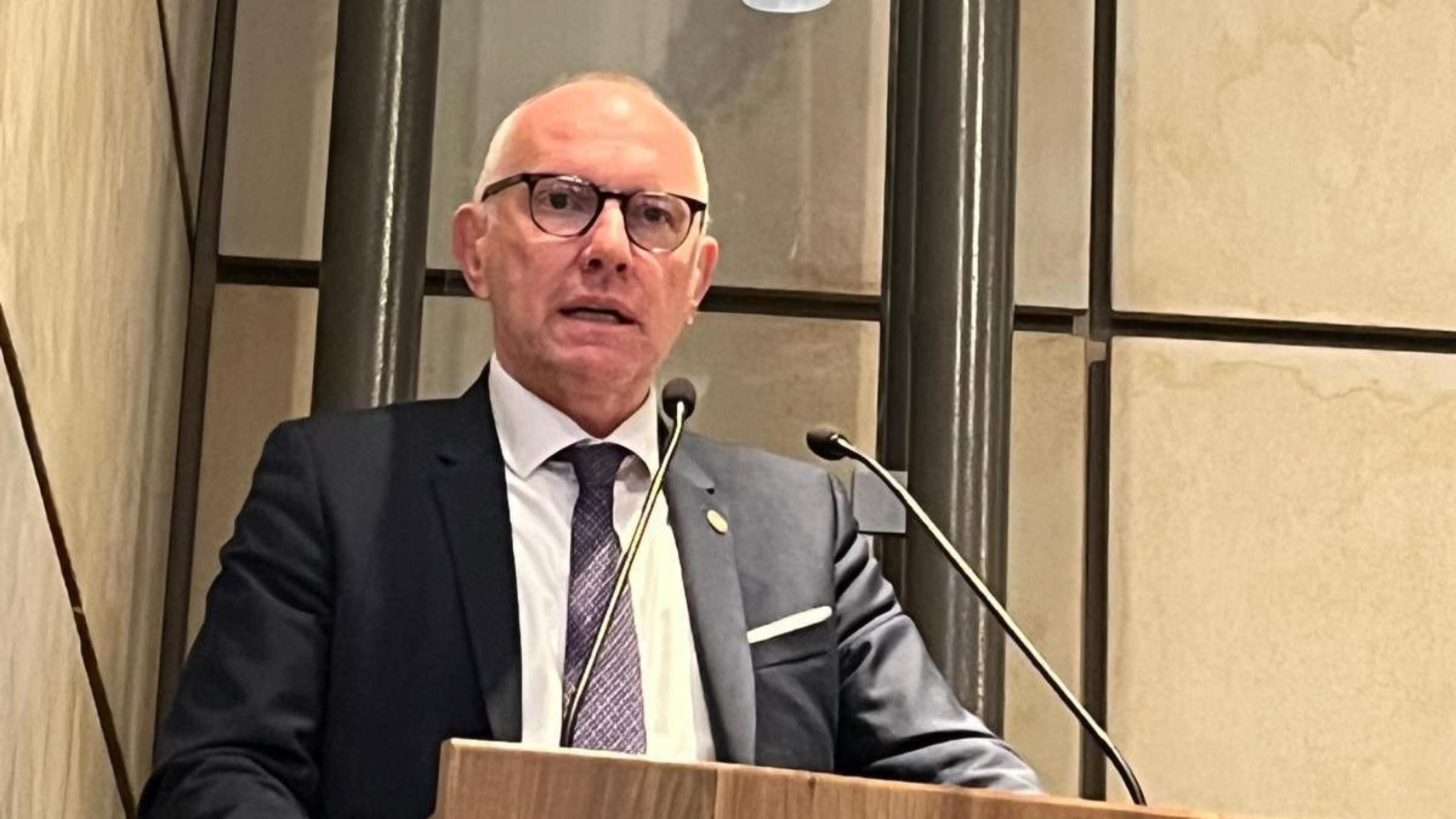 Valle d'Aosta: decade il governatore