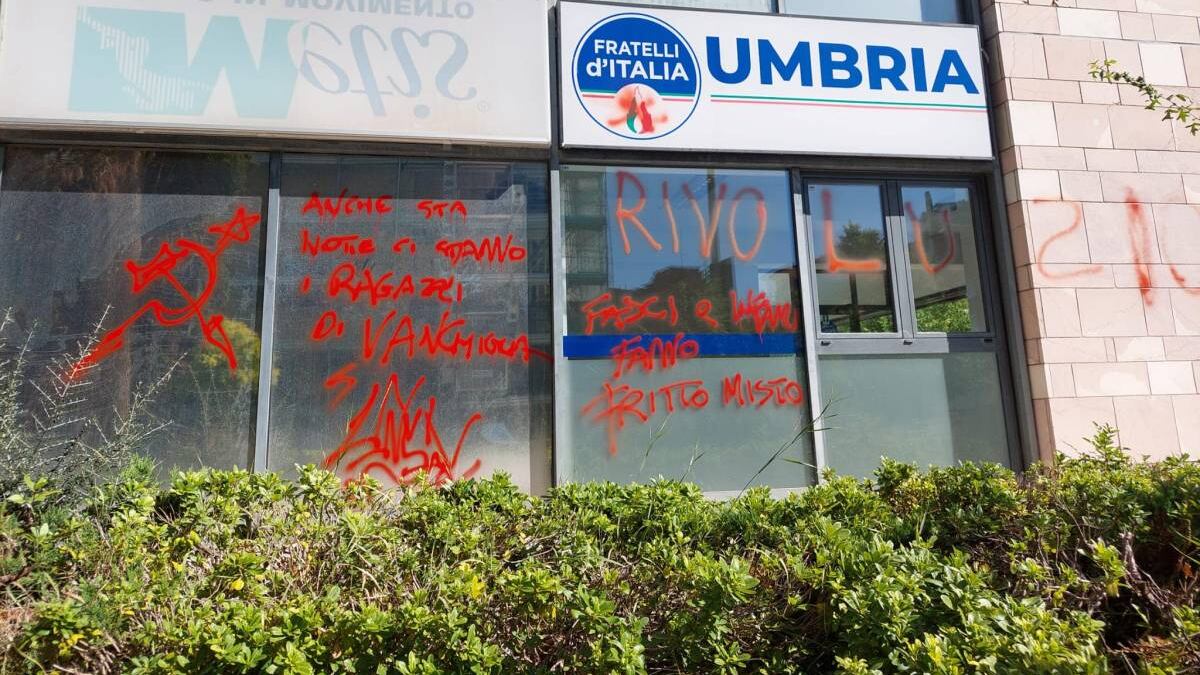 Sede di Fratelli d'Italia vandalizzata a Perugia, denunciate due ragazze