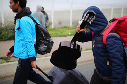 Migranti abbandonano il campo profughi di Calais 6