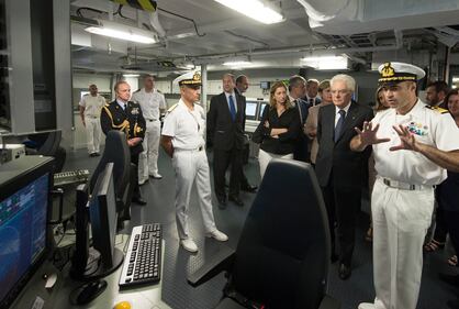 Mattarella sulla fregata Carabiniere 8