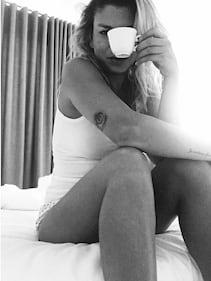 Emma Marrone sexy in camera da letto 3