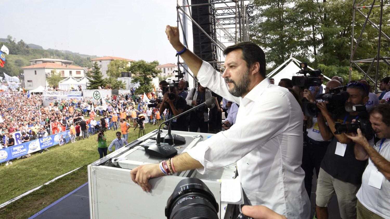 Salvini, nuova polemica: la bimba a Pontida non c'entra con Bibbiano