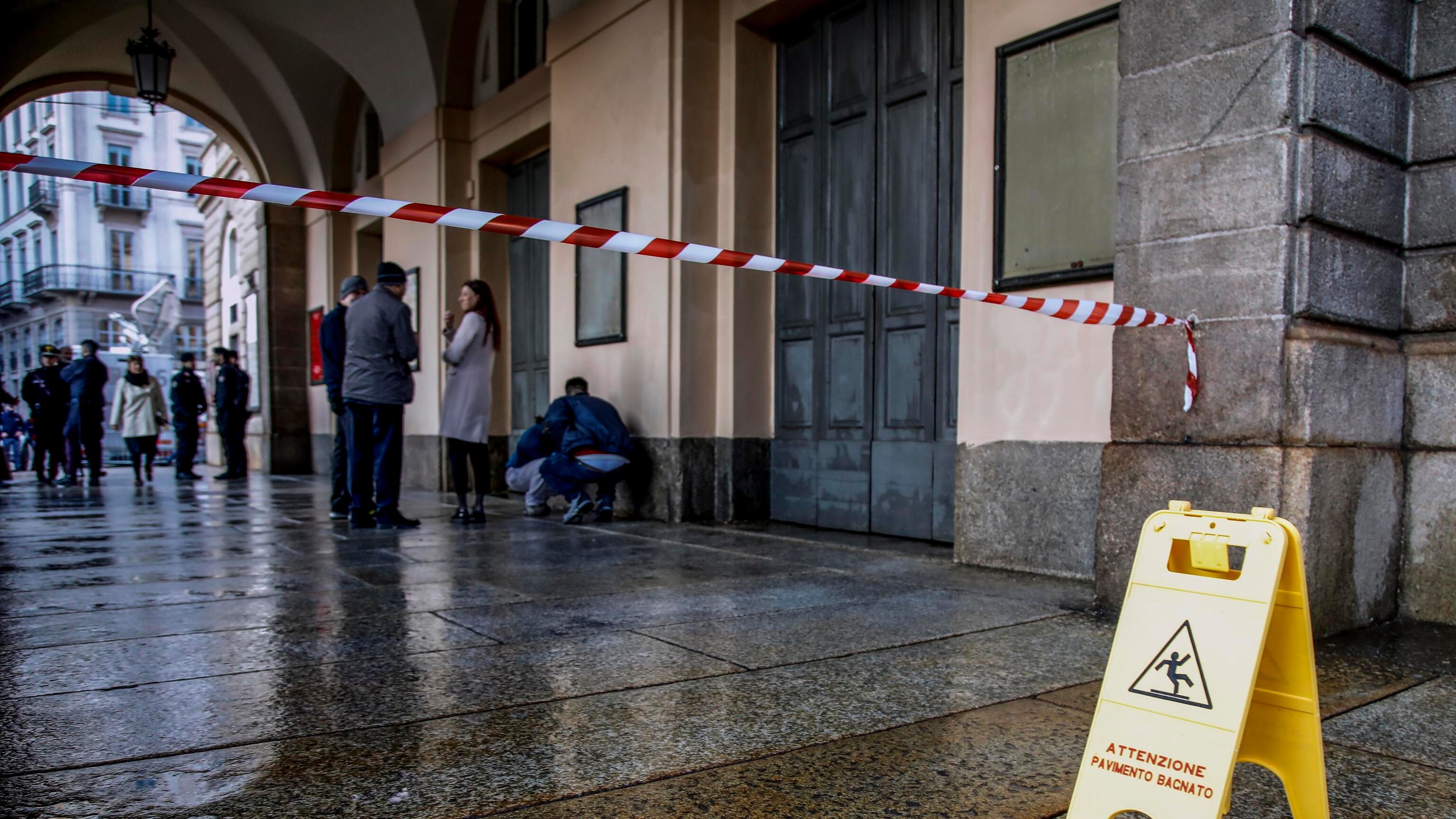 Scala, la vernice all'ingresso spegne tutte le proteste