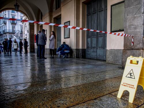 Scala, la vernice all'ingresso spegne tutte le proteste