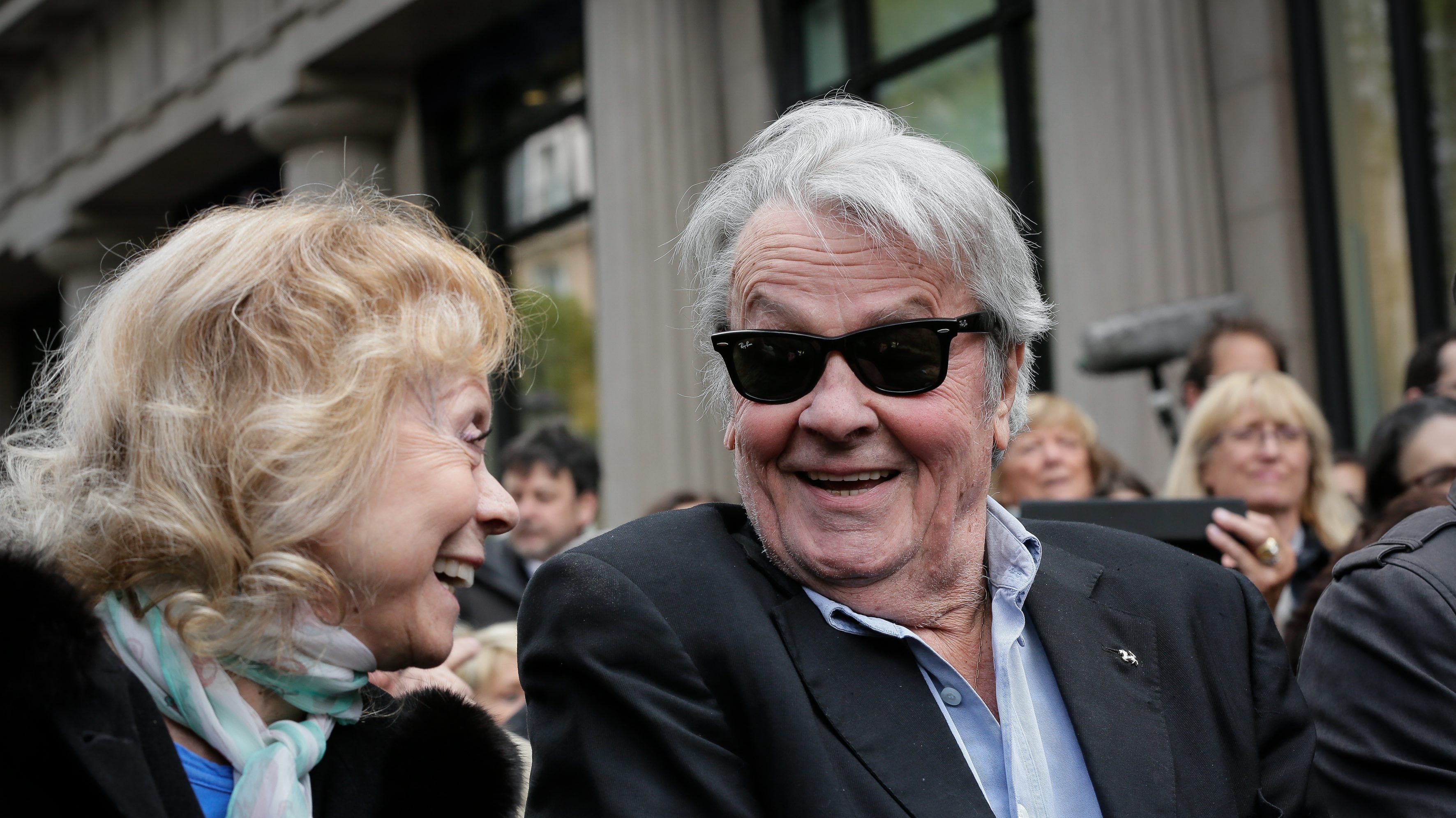 "Chiesta la tutela giudiziaria". Il figlio di Alain Delon chiede perizia medica, accusando la sorella