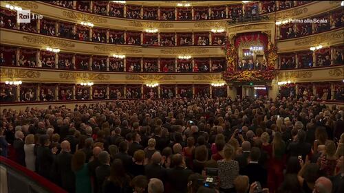 Applausi per Mattarella alla prima della Scala 4