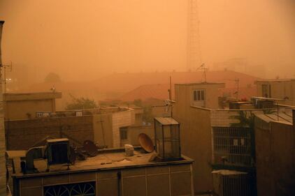 Tempesta di sabbia: cinque morti a Teheran 6