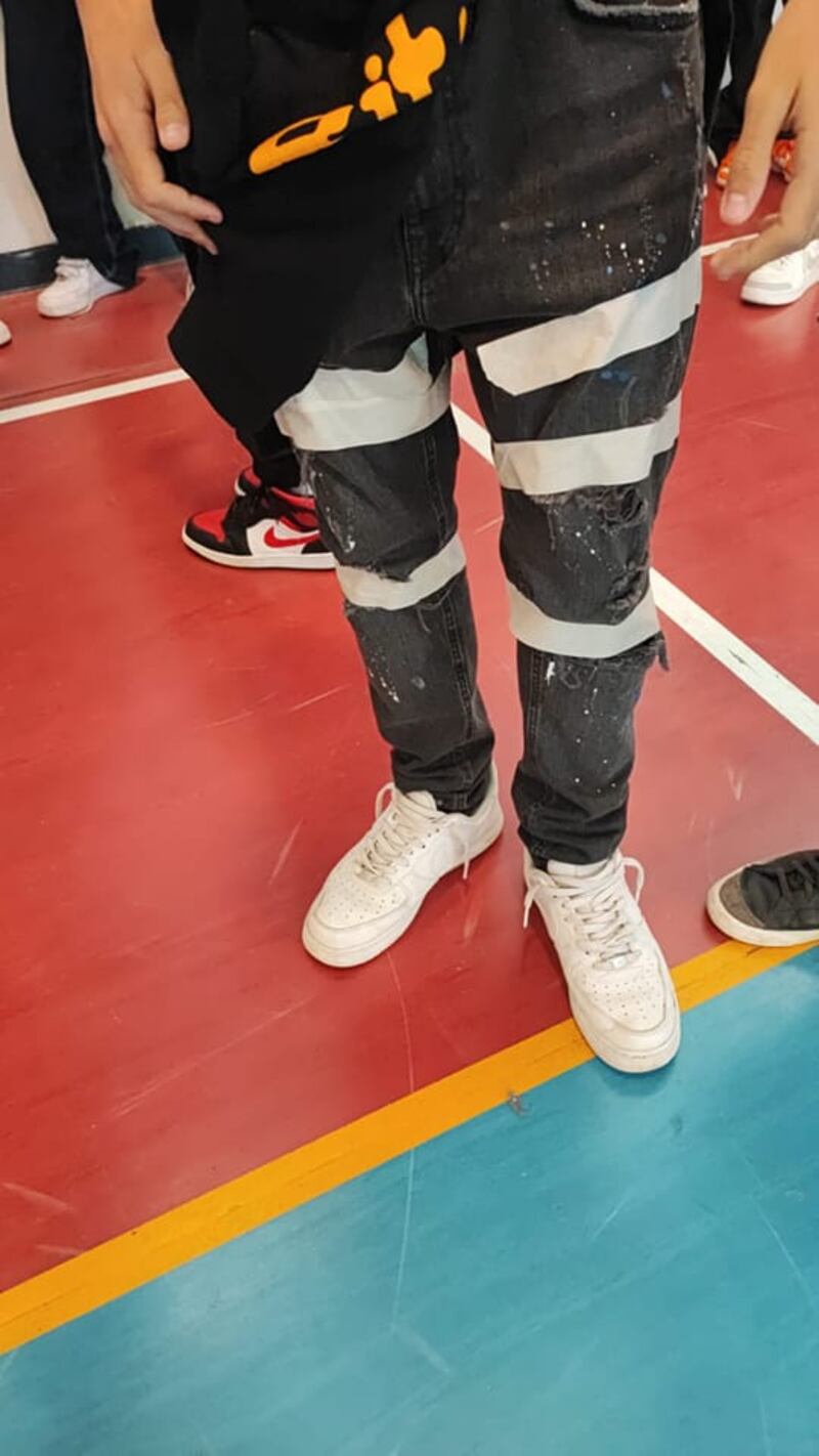 Napoli, scotch sui jeans