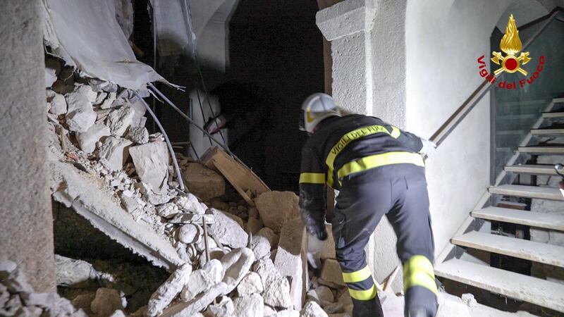 Norcia, la statua di San Benedetto estratta integra dalle macerie della basilica 4