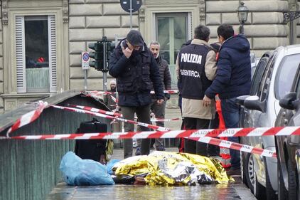 Firenze, il corpo dell'ambulante sul ponte a Firenze 8