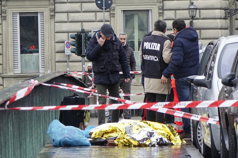 Firenze, il corpo dell'ambulante sul ponte a Firenze 8