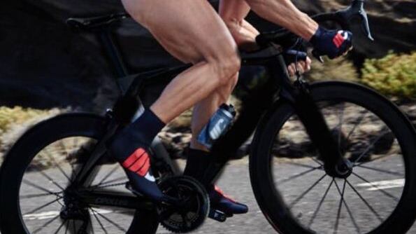 L'ex ciclista Mario Cipollini nudo in bicicletta