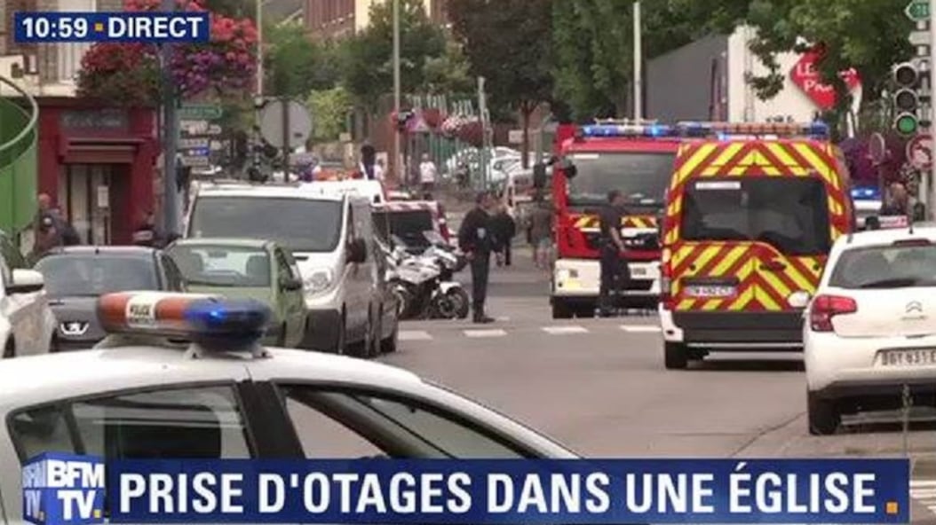 Francia, orrore in una chiesa: prete sgozzato, uccisi assalitori: "Inneggiavano all'Isis"