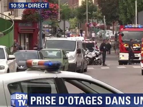 Francia, orrore in una chiesa: prete sgozzato, uccisi assalitori: "Inneggiavano all'Isis"