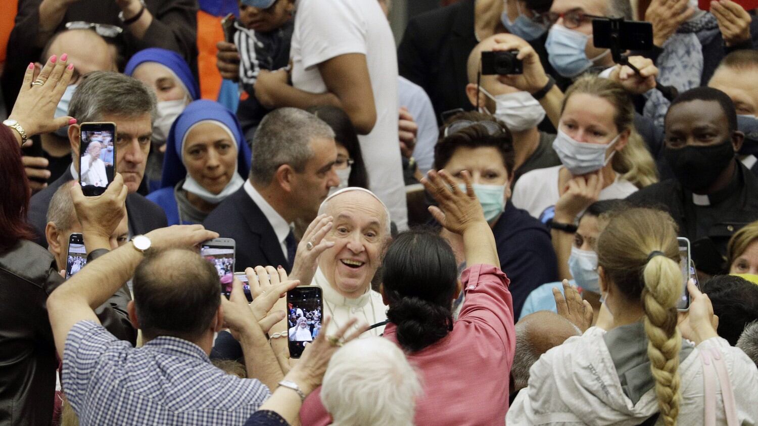 Bergoglio il "trasgressore": all'udienza senza protezioni