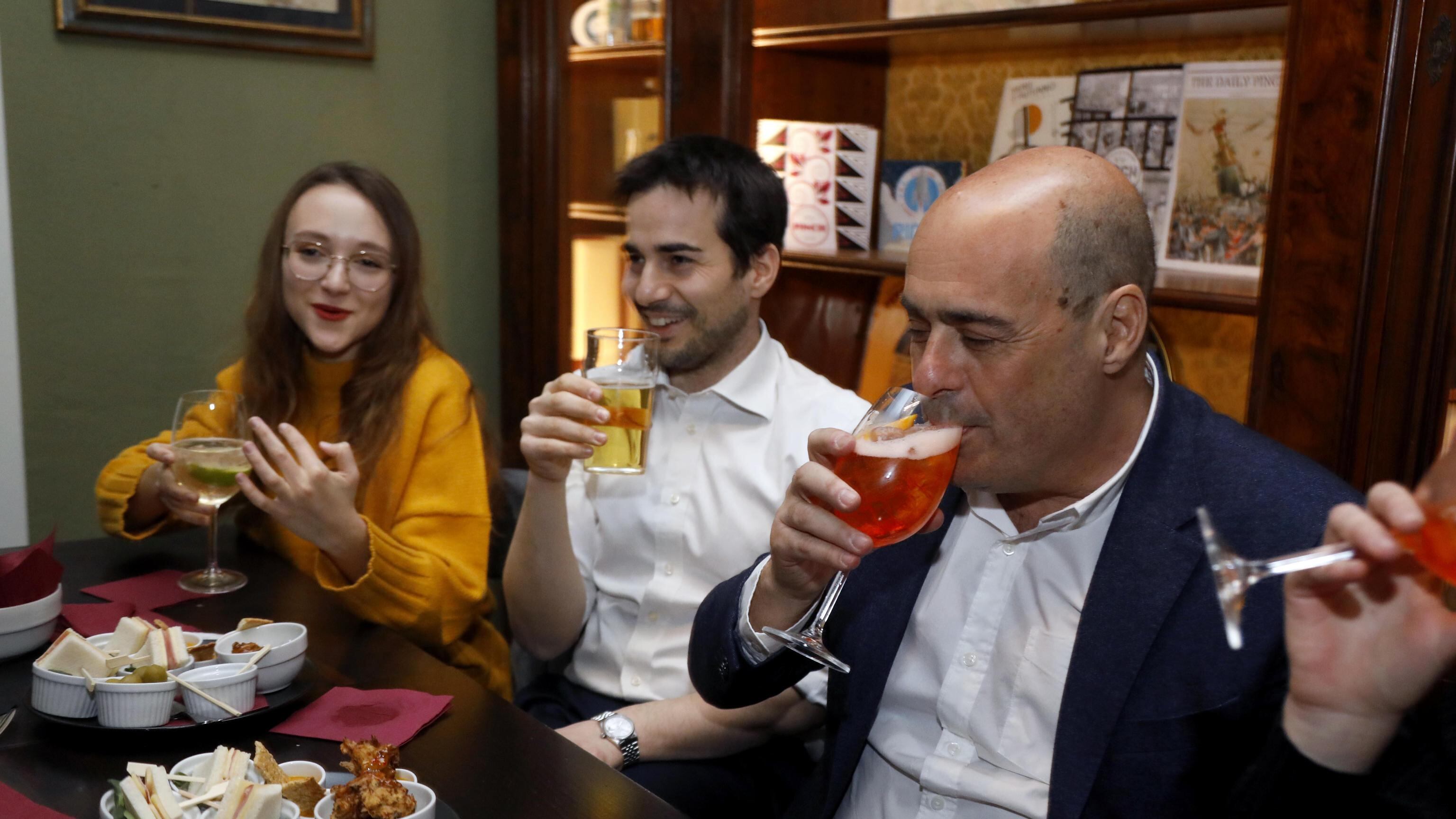 Zingaretti bacchetta la Meloni sul Covid. Ma lui si prese il virus dopo uno spritz...