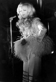 Patty Pravo, icona sexy ieri e oggi 15