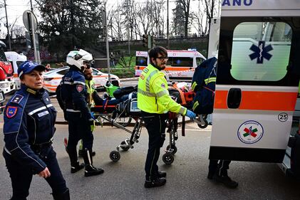 Tram deragliato, le foto dei feriti 6