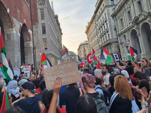 "Israele terrorista, Occidente ipocrita". A Milano il sit-in pro Palestina