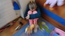 Madre abusa della figlia di otto anni e invia le foto all'amante