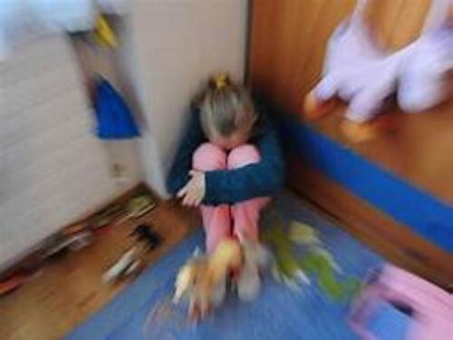 Madre abusa della figlia di otto anni e invia le foto all'amante